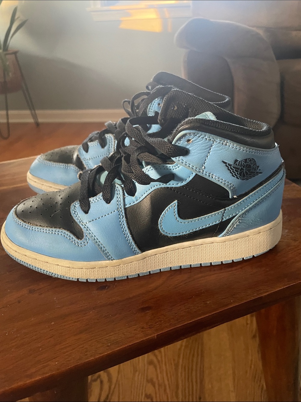Nike Air Jordan 1 Mid Kids youth 5 Mid-Top Sneakers in Black & Light Blue